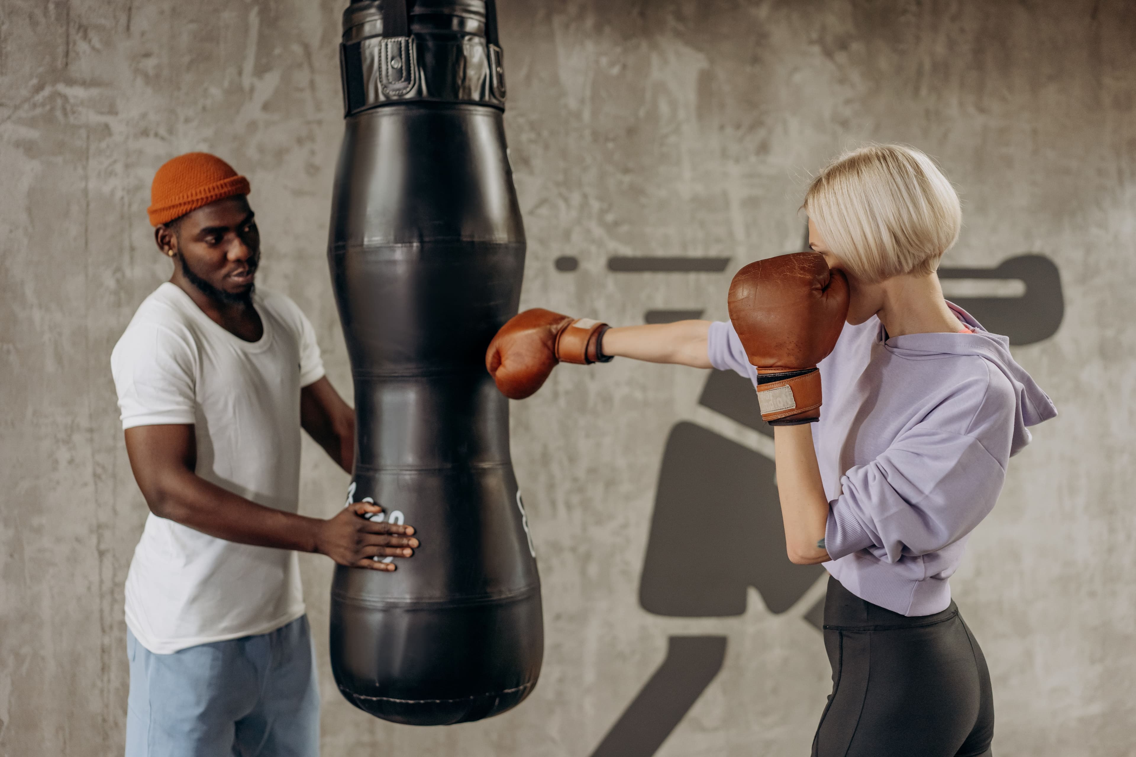 Clase de boxeo con monitor en un estudio