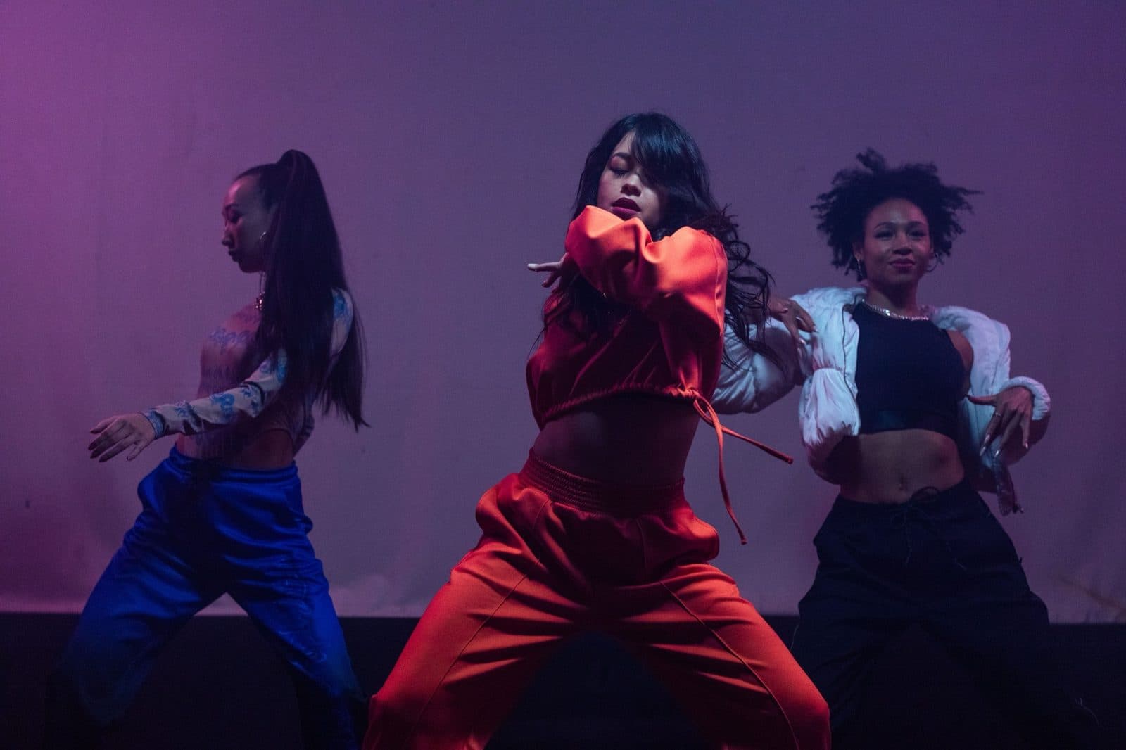Grupo de bailarinas en plena coreografía de urbano